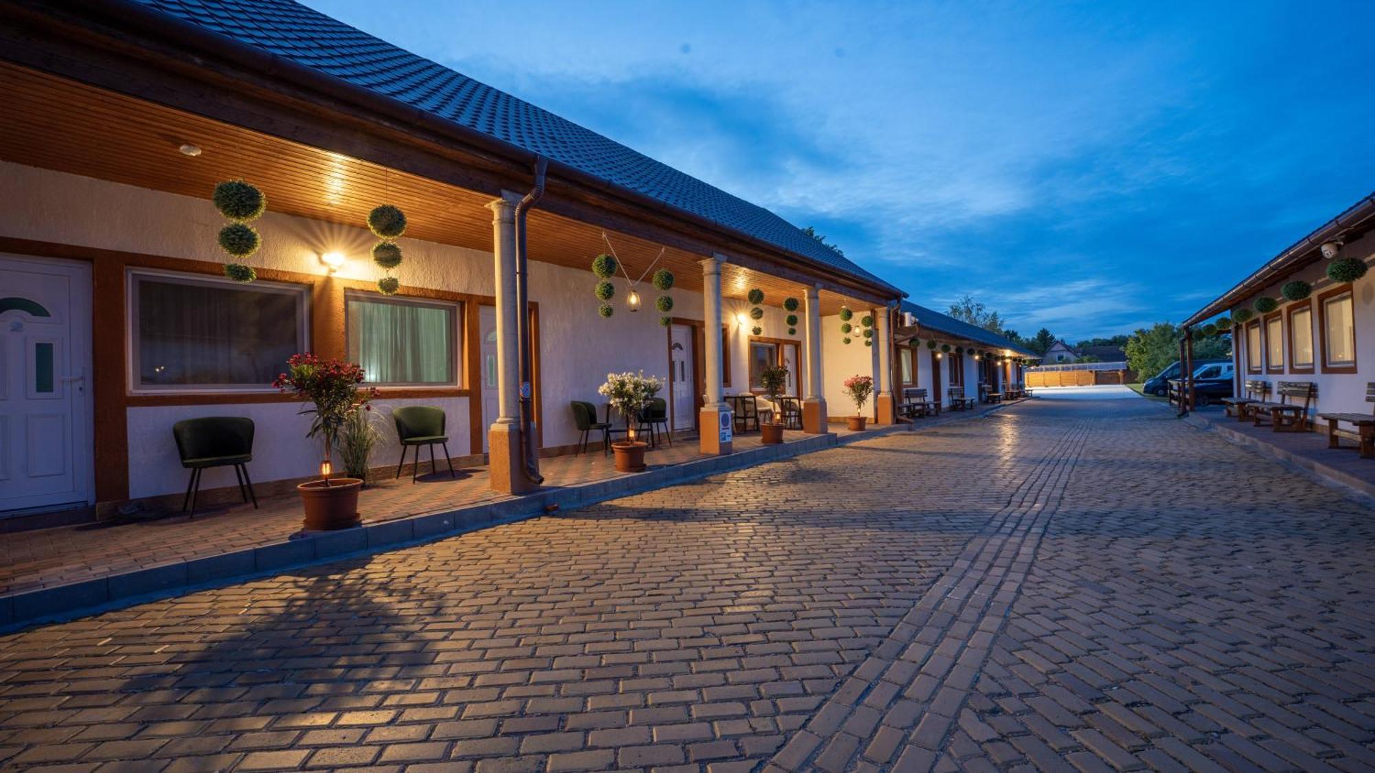 Airport Károly Centrál Vecsés Exterior foto