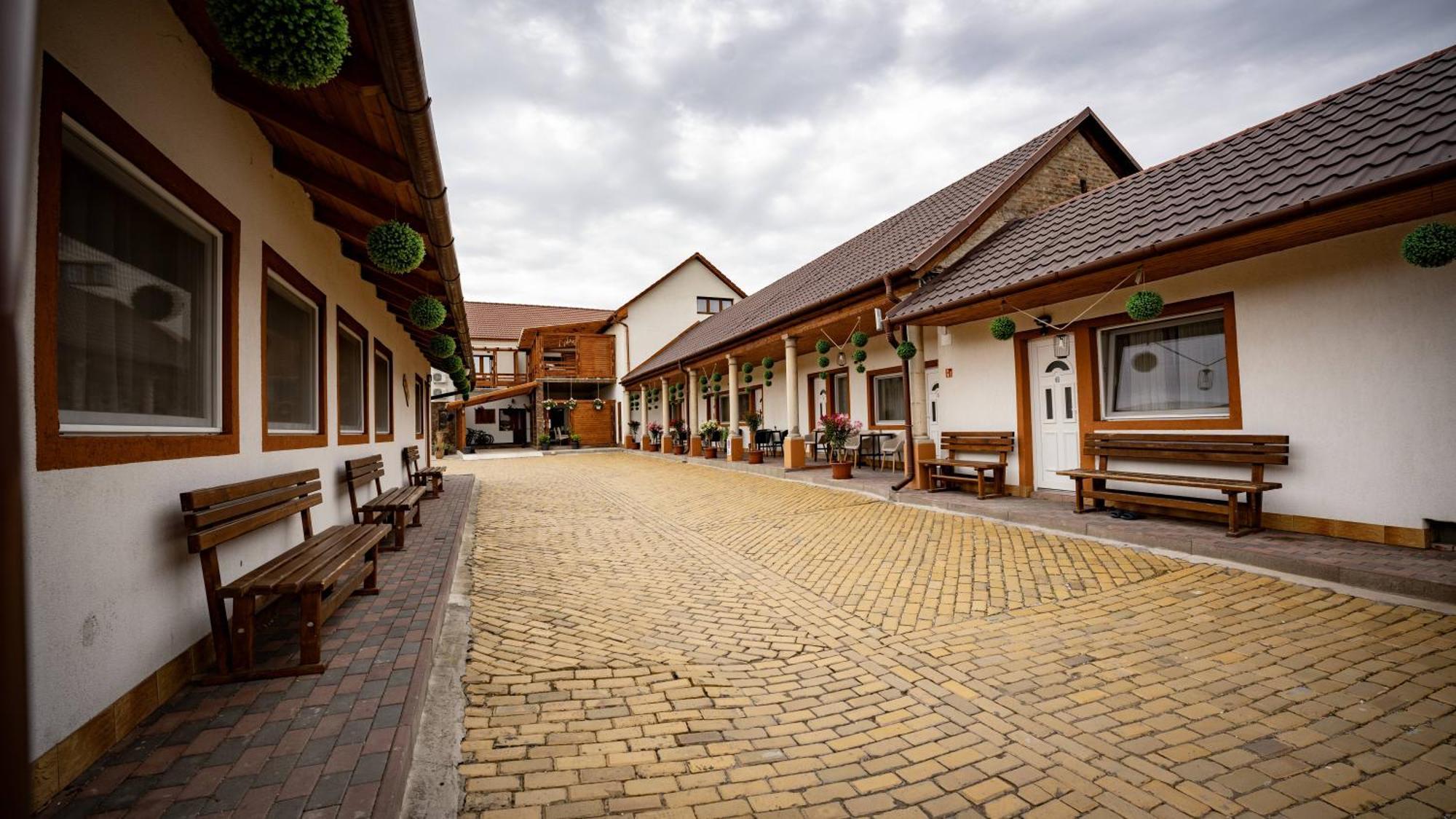 Airport Károly Centrál Vecsés Exterior foto