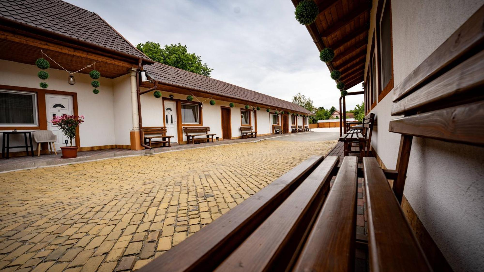 Airport Károly Centrál Vecsés Exterior foto
