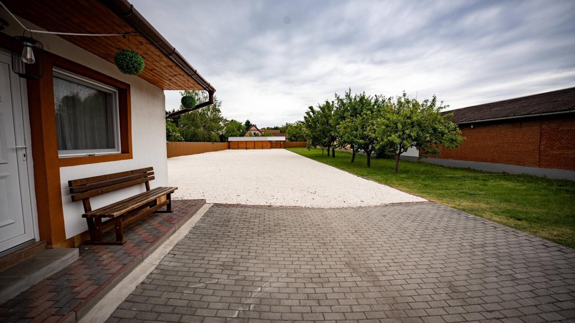 Airport Károly Centrál Vecsés Exterior foto