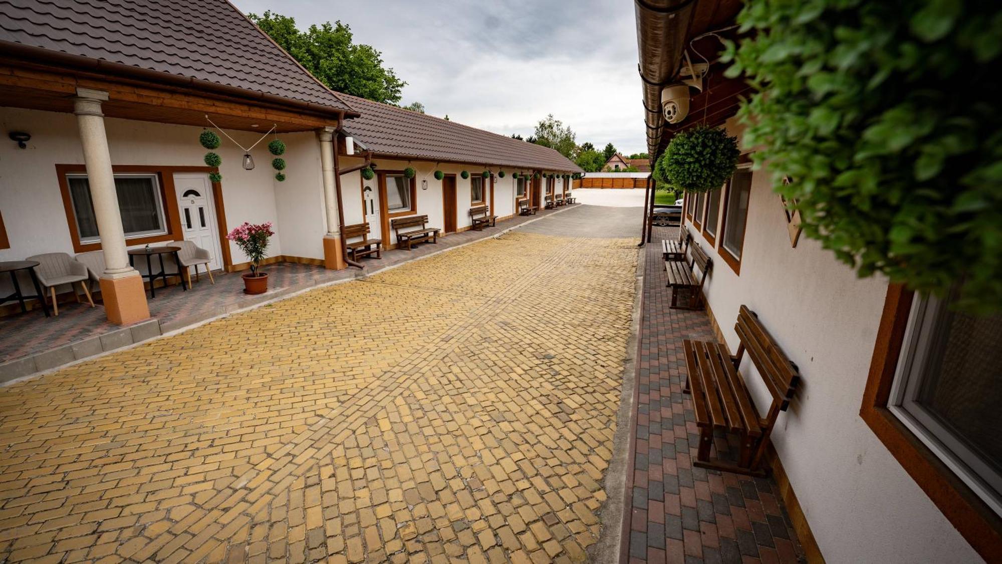 Airport Károly Centrál Vecsés Exterior foto